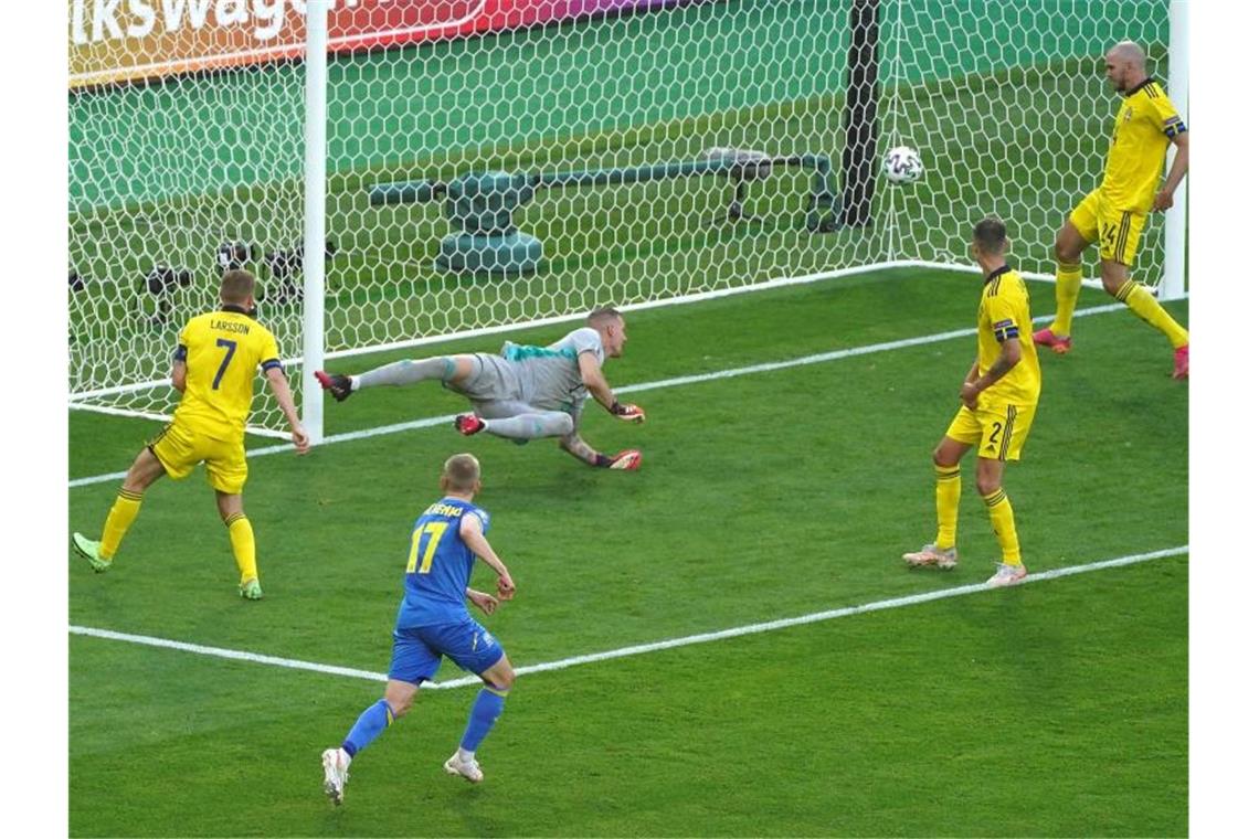 Ukraine nach Sieg gegen Schweden im Viertelfinale Der Ukrainer Alexander Sintschenko (vorn/17) erzielt das Tor zur 1:0-Führung gegen Schweden. Foto: Andrew Milligan/PA Wire/dpa