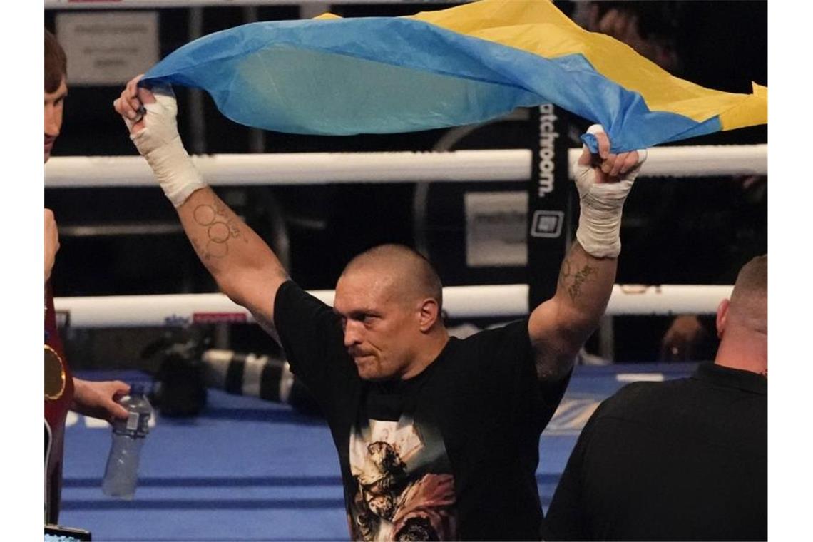 Neuer Schwergewichtskönig: Ukrainer Usyk entthront Joshua Der Ukrainer Oleksandr Usyk feiert seinen einstimmigen Sieg über Anthony Joshua. Foto: Frank Augstein/AP/dpa
