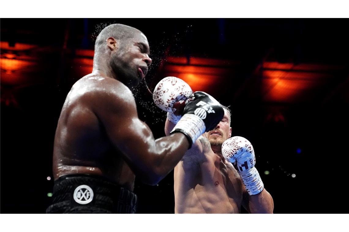 Der Ukrainer Oleksandr Usyk (r) und der Brite Daniel Dubois in Aktion beim WM-Kampf im Schwergewicht.