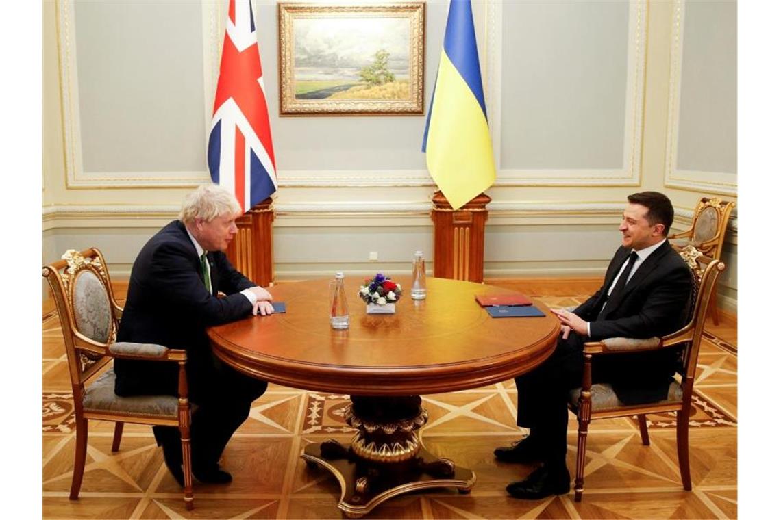 Putin warnt vor Kriegsgefahr bei Nato-Aufnahme der Ukraine Der ukraininische Präsident Wolodymyr Selenskyj (r) empfängt den britischen Premier Boris Johnson in Kiew. Foto: Peter Nicholls/PA Wire/dpa