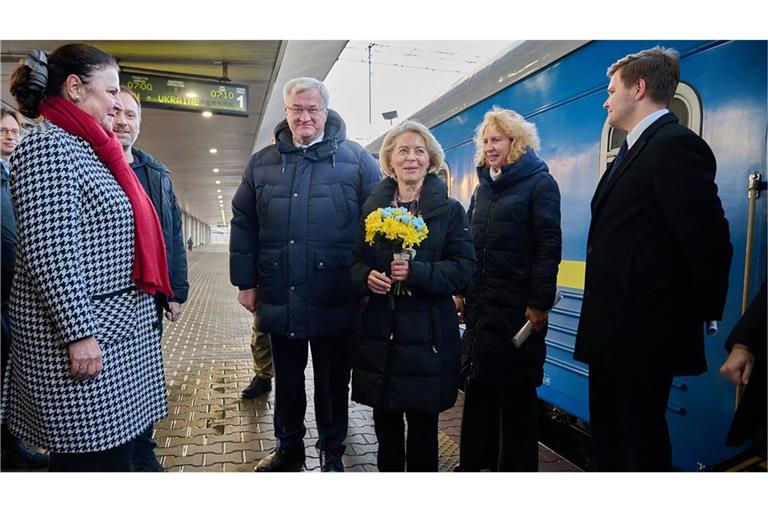 Der ukrainische Außenminister Andriy Sybiga (Bildmitte) begrüßt Ursula von der Leyen am Bahnhof in Kiew. Doch die EU-Kommissionschefin kommt mit schlechten Nachrichten.