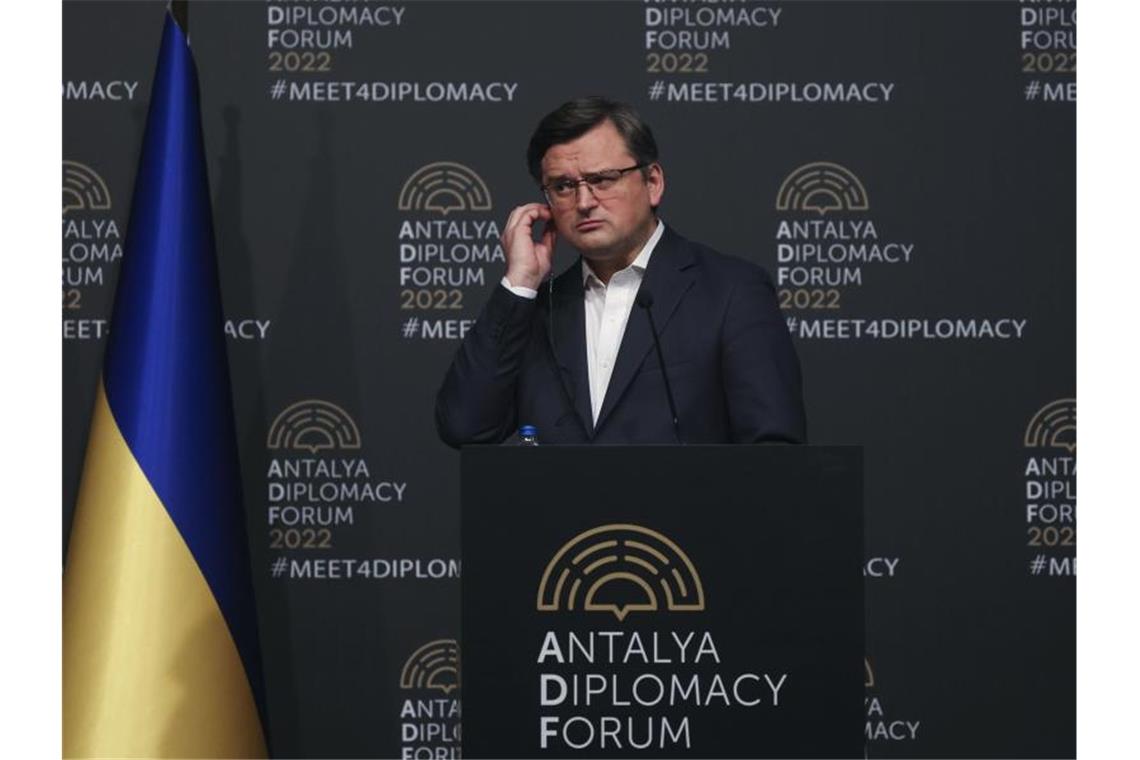 Entlassung eines Ukrainers in Baden-Baden sorgt für Wirbel Der ukrainische Außenminister Dmytro Kuleba hört Journalisten während einer Pressekonferenz zu. Foto: Uncredited/AP/dpa/Archivbild