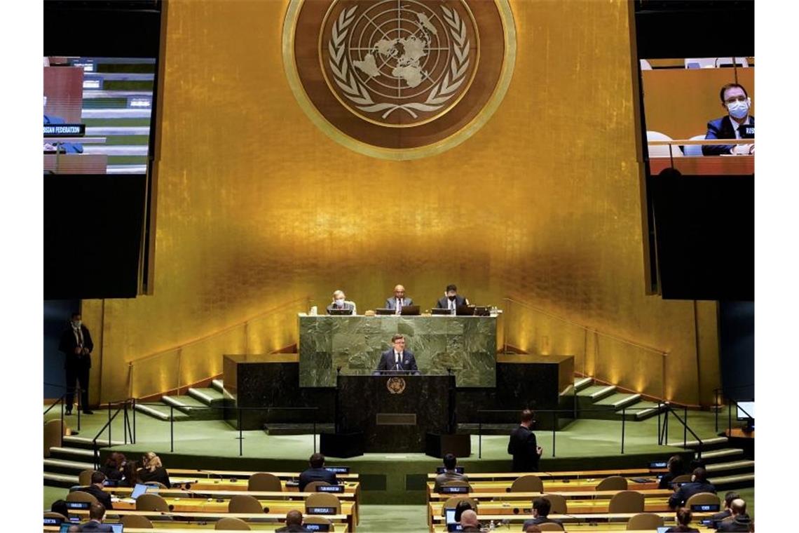 Russland-Resolution geht an UN-Vollversammlung Der ukrainische Außenminister Dmytro Kuleba spricht in der UN-Vollversammlung in New York. Das Gremium wird sich in einer seltenen Dringlichkeitssitzung mit dem Krieg Russlands gegen die Ukraine beschäftigen. Foto: John Minchillo/AP/dpa