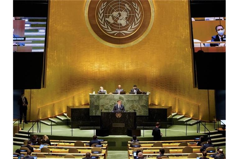 Der ukrainische Außenminister Dmytro Kuleba spricht in der UN-Vollversammlung in New York. Das Gremium wird sich in einer seltenen Dringlichkeitssitzung mit dem Krieg Russlands gegen die Ukraine beschäftigen. Foto: John Minchillo/AP/dpa