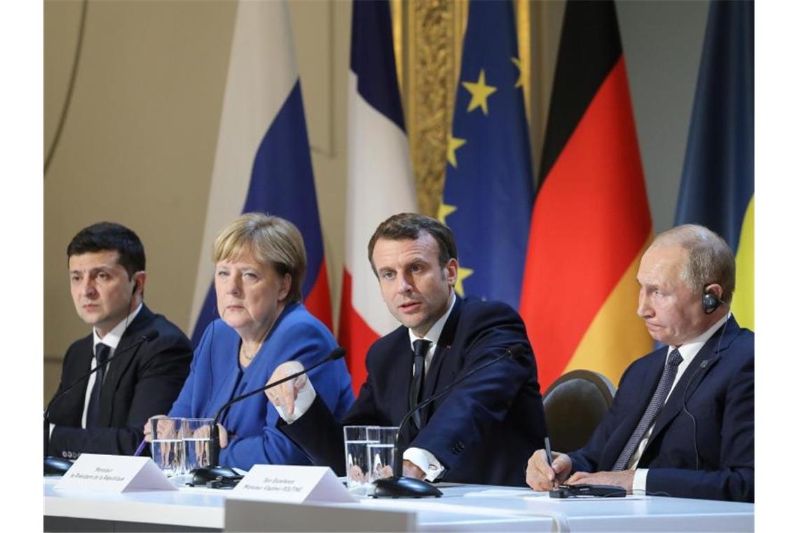 Paris-Gipfel: Friedensprozess für Ostukraine wiederbelebt Der ukrainische Präisdent Selenskyj (l-r), Kanzlerin Merkel, Frankreichs Präsident Macron und Kremlchef Putin im Élyséepalast. Foto: Ludovic Marin/AFP Pool/AP/dpa