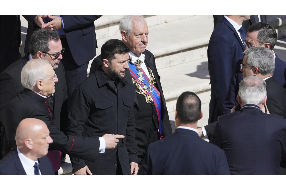 Papst warnt vor dramatischen Folgen von Glaubensverlust Der ukrainische Präsident (M) Wolodymyr Selenskyj ist anwesend.