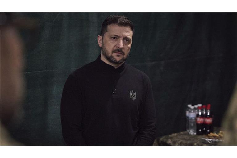 Der ukrainische Präsident Präsident Wolodymyr Selenskyj hört einer Kampfbesprechung an der Front zu (Archivbild).