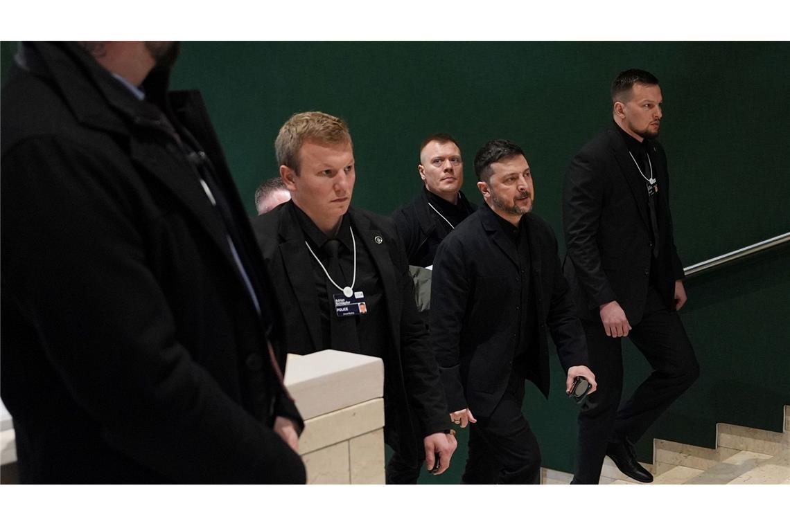 Der ukrainische Präsident Selenskyj in Davos, wo er sagte, dass Vertreter der USA, der Ukraine und Russlands über Bedingungen für ein Ende des Ukraine-Krieges reden wollen.