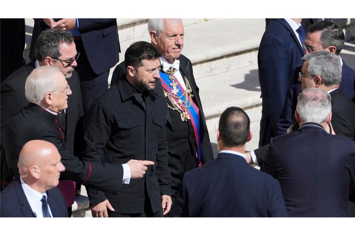"Ciao Papa" - Welt nimmt Abschied von Franziskus Der ukrainische Präsident Selenskyj kam wenige Momente nach US-Präsident Trump auf den Petersplatz.