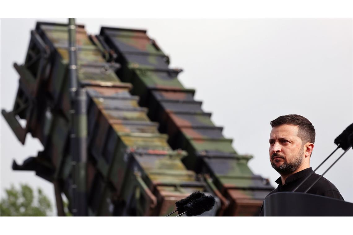 Bundeswehr liefert zwei weitere Patriot-Systeme an Ukraine Der ukrainische Präsident Selenskyj steht bei seinem Besuch auf einem Truppenübungsplatz vor einem Flugabwehrraketensystem vom Typ «Patriot». (Archivbild)