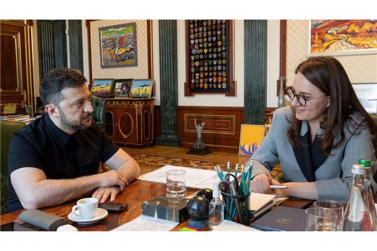 Der ukrainische Präsident Wolodymyr Selenskyj beauftragt die stellvertretende Ministerpräsidentin Julia Swyrydenko mit einer Regierungsumbildung.
