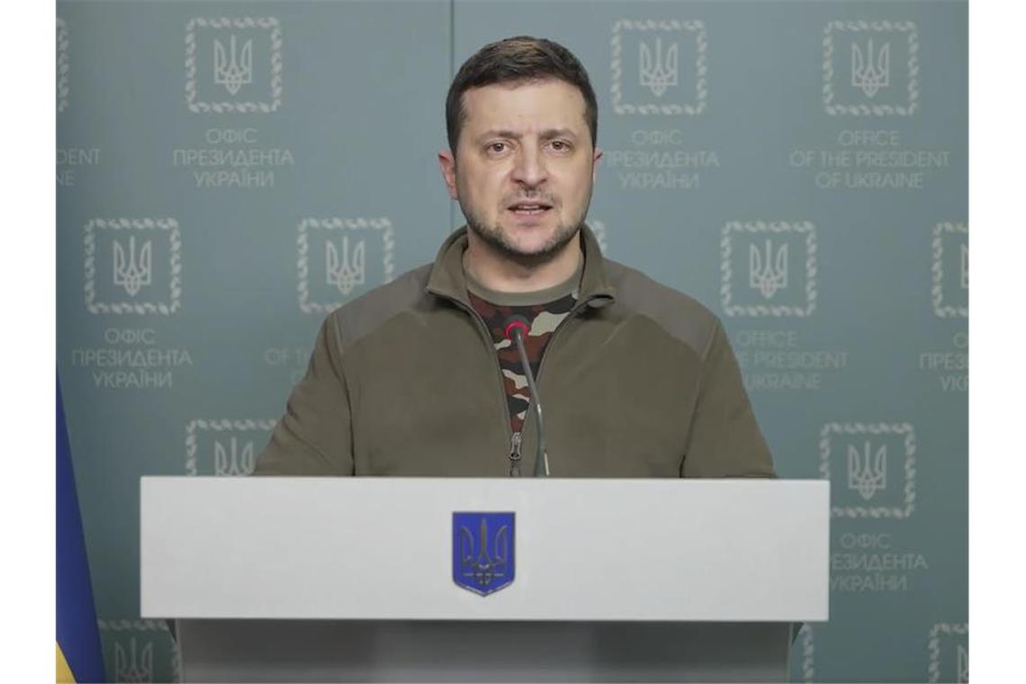 Ukrainischer Präsident Selenskyj: „Ich bleibe in Kiew“ Der ukrainische Präsident Wolodymyr Selenskyj befindet sich weiterhin in der ukrainischen Hauptstadt Kiew. Foto: Uncredited/Pressebüro des ukrainischen Präsidenten via AP/dpa