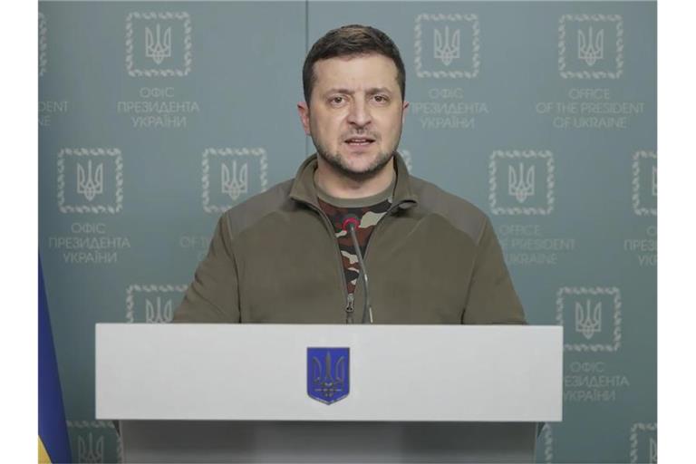 Der ukrainische Präsident Wolodymyr Selenskyj befindet sich weiterhin in der ukrainischen Hauptstadt Kiew. Foto: Uncredited/Pressebüro des ukrainischen Präsidenten via AP/dpa