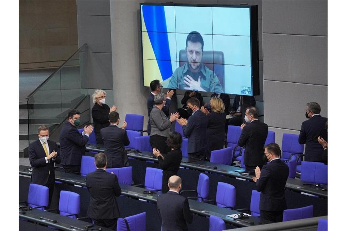 Selenskyj redet der deutschen Politik ins Gewissen Der ukrainische Präsident Wolodymyr Selenskyj bekommt Applaus von der Bundesregierung. Foto: Michael Kappeler/dpa