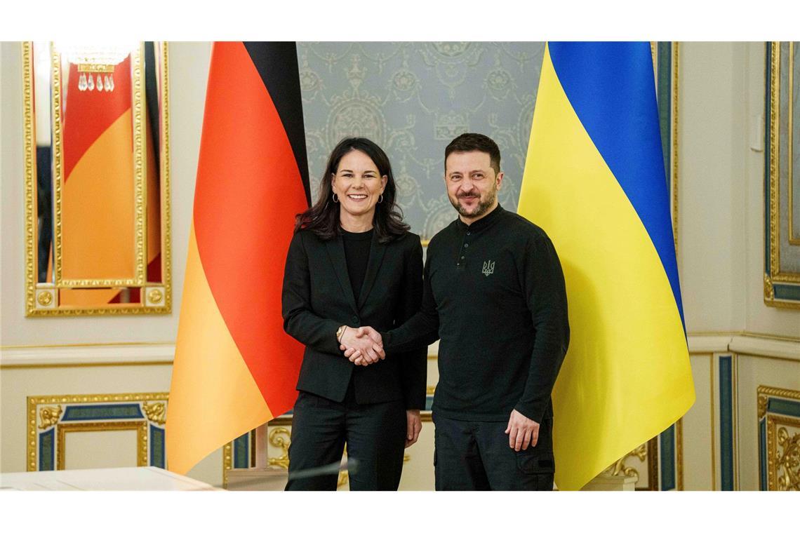 Selenskyj erhofft sich von Merz Taurus-Lieferung Der ukrainische Präsident Wolodymyr Selenskyj empfängt die deutsche Außenministerin Annalena Baerbock in Kiew.