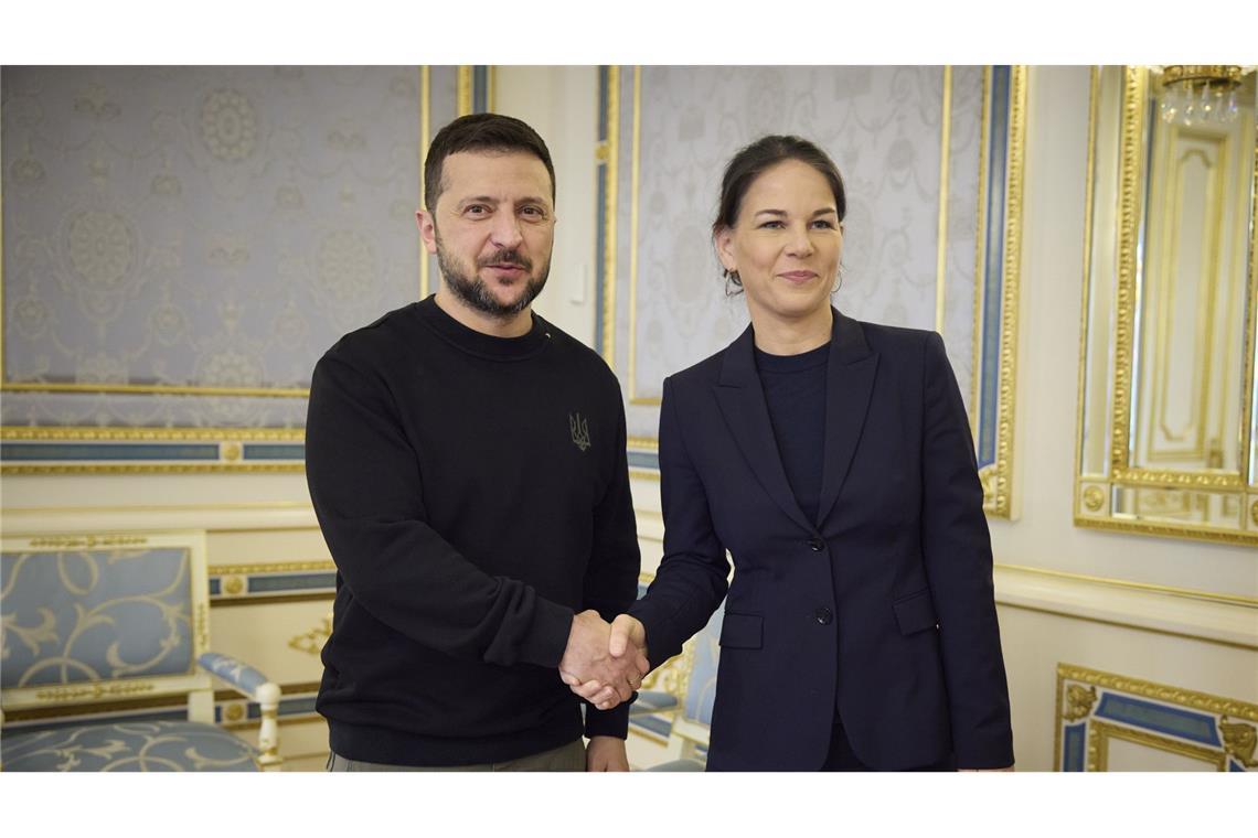 Selenskyj erhofft sich von Merz Taurus-Lieferung Der ukrainische Präsident Wolodymyr Selenskyj hat die deutsche Außenministerin Annalena Baerbock in Kiew empfangen.