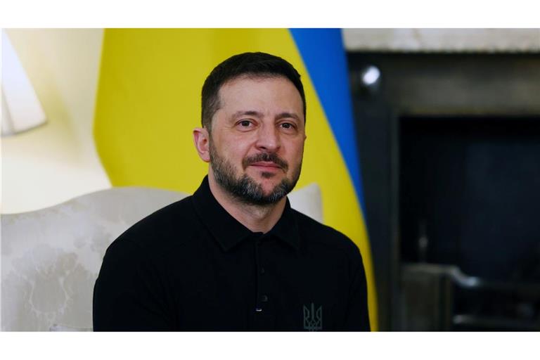 Der ukrainische Präsident Wolodymyr Selenskyj hat Moskaus Kritik auf sich gezogen, weil er sich vor einem Bild mit einem brennenden Kreml fotografieren ließ. (Archivbild)