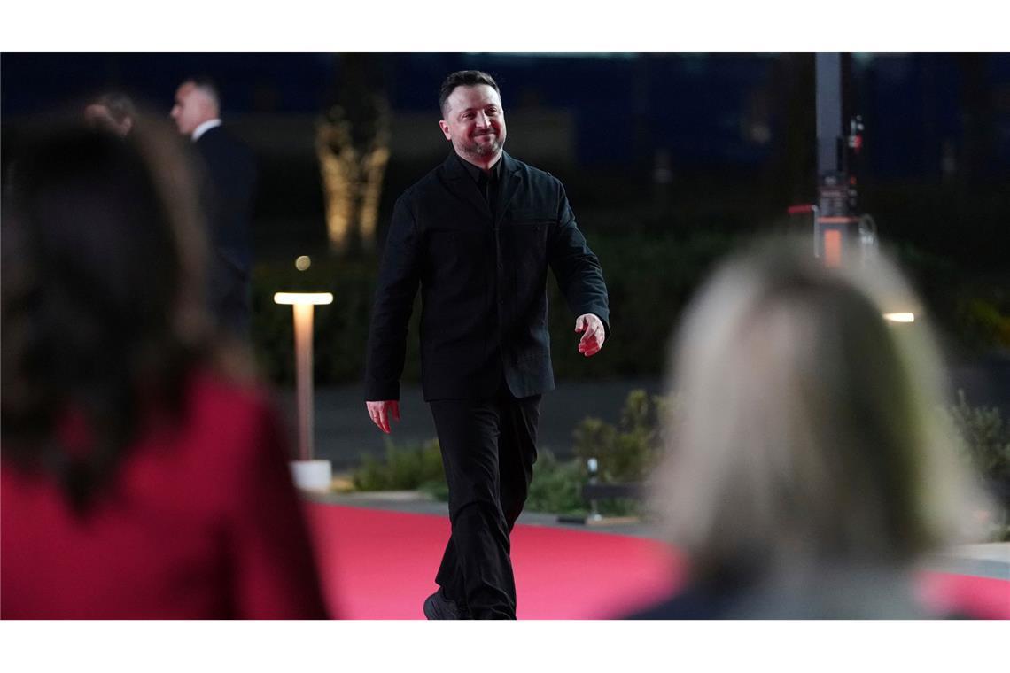 Der ukrainische Präsident Wolodymyr Selenskyj ist erleichtert über den Beschluss für das 90 Milliarden Euro schwere EU-Unterstützungsdarlehen für sein Land.