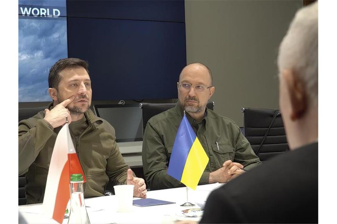 Regierungschefs nach Ukraine-Mission zurück in Polen Der ukrainische Präsident Wolodymyr Selenskyj (l) begrüßt seine Gäste aus Slowenien, Tschechien und Polen. Foto: Uncredited/Pressebüro des ukrainischen Präsidenten via AP/dpa