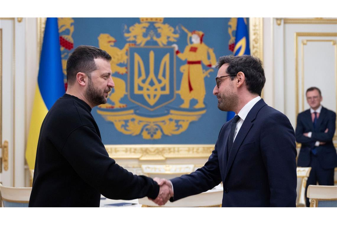 Der ukrainische Präsident Wolodymyr Selenskyj (l) empfängt Frankreichs Außenminister Stephane Séjourné.