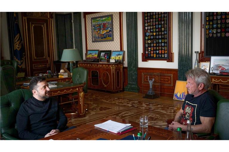 Der ukrainische Präsident Wolodymyr Selenskyj (l) sitzt in Kiew zusammen mit dem US-amerikanischen Schauspieler und Regisseur Sean Penn.