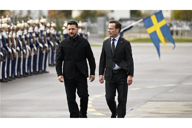 Der ukrainische Präsident Wolodymyr Selenskyj (links) wurde am Mittwoch von Regierungschef Ulf Kristersson (rechts) in Linköping begrüßt.