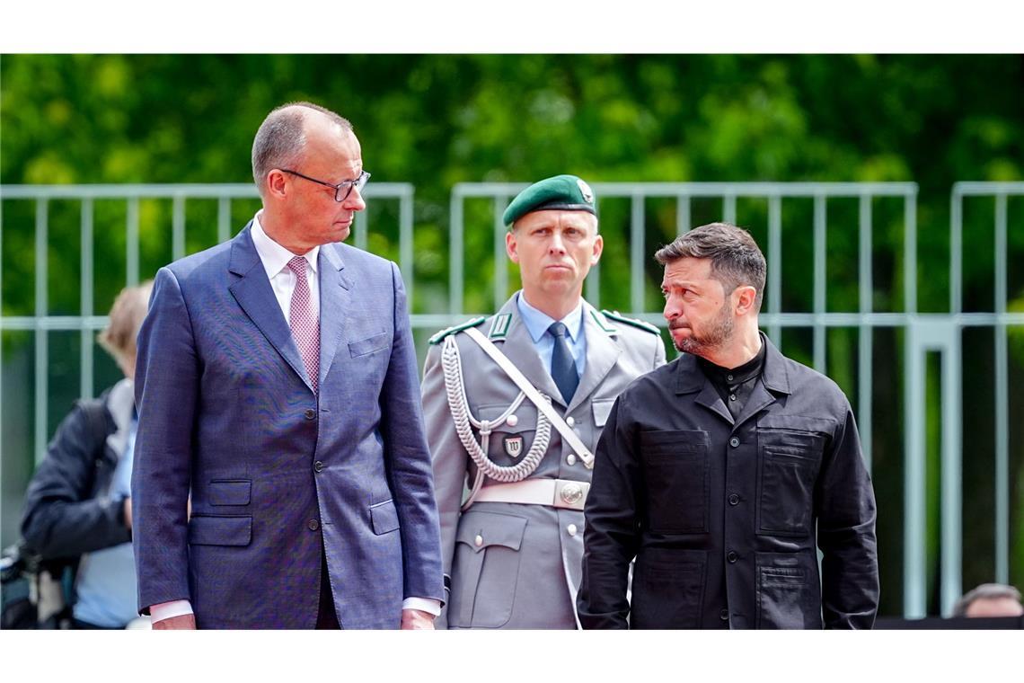 Bundesregierung sagt Ukraine Militärhilfe von fünf Milliarden Euro zu Der ukrainische Präsident Wolodymyr Selenskyj (rechts) mit Bundeskanzler Friedrich Merz