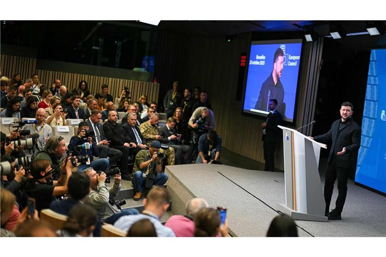 Der ukrainische Präsident Wolodymyr Selenskyj sagte beim Gipfel in Brüssel, sein Land benötige die Kredite bereits im kommenden Jahr.