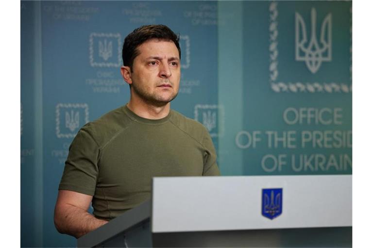 Der ukrainische Präsident Wolodymyr Selenskyj spricht am Ende des ersten Tages der Angriffe Russlands zur Nation. Zelensky kündigt die Verhängung des Kriegsrechts an und fordert die Bevölkerung auf, Ruhe zu bewahren. Foto: Ukrainian President's Office/ZUMA Press Wire Service/dpa