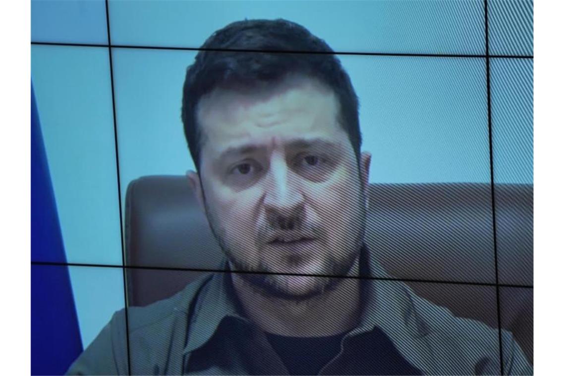 Der ukrainische Präsident Wolodymyr Selenskyj spricht auf einer Videoleinwand im Bundestag. Foto: Michael Kappeler/dpa