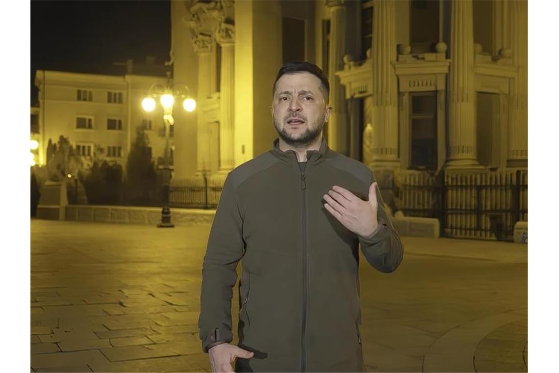 Russland wirft Kiew Angriffspläne auf Diplomaten vor Der ukrainische Präsident Wolodymyr Selenskyj wendet sich an sein Volk. Foto: Uncredited/Ukrainian Presidential Press Office/AP/dpa