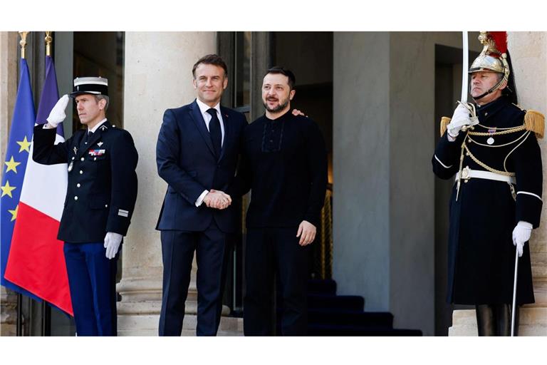 Der ukrainische Präsident Wolodymyr Selenskyj wird von Frankreichs Staatschef Emmanuel Macron begrüßt. In Paris wird einmal mehr über die Unterstützung Kiews beraten.