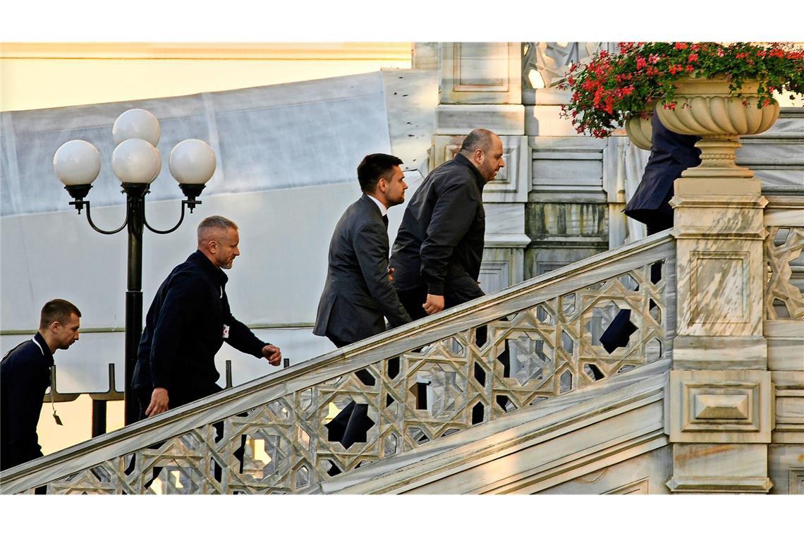 Russland und Ukraine tauschen weitere Gefangene aus Der ukrainische Verteidigungsminister Rustem Umjerov (r) kommt zu Friedensgesprächen zwischen russischen und ukrainischen Delegationen im Ciragan-Palast an.