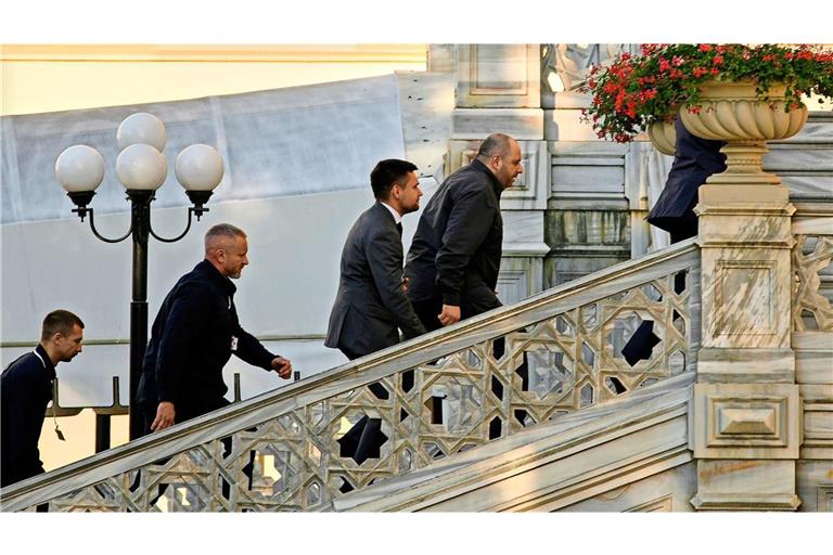 Der ukrainische Verteidigungsminister Rustem Umjerov (r) kommt zu Friedensgesprächen zwischen russischen und ukrainischen Delegationen im Ciragan-Palast an.