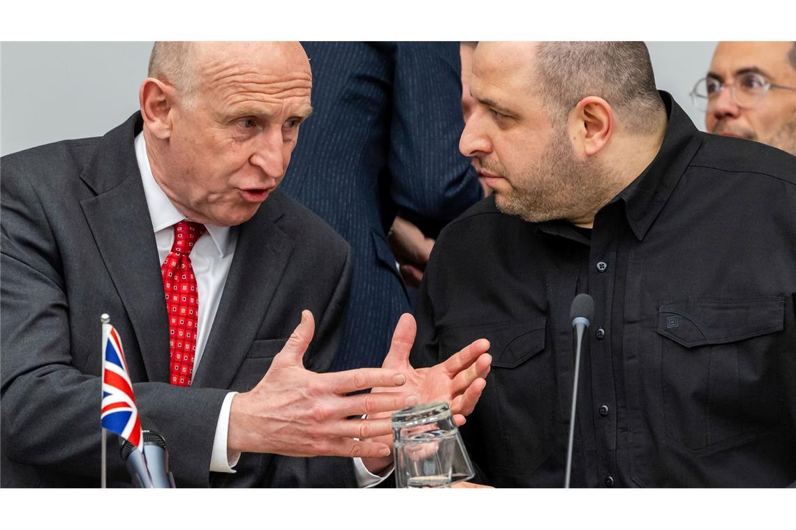Deutschland liefert weitere Waffensysteme an die Ukraine Der ukrainische Verteidigungsminister Rustem Umjerow (r), hier mit seinem britischen Kollegen John Healey, bedankt sich bei Deutschland.