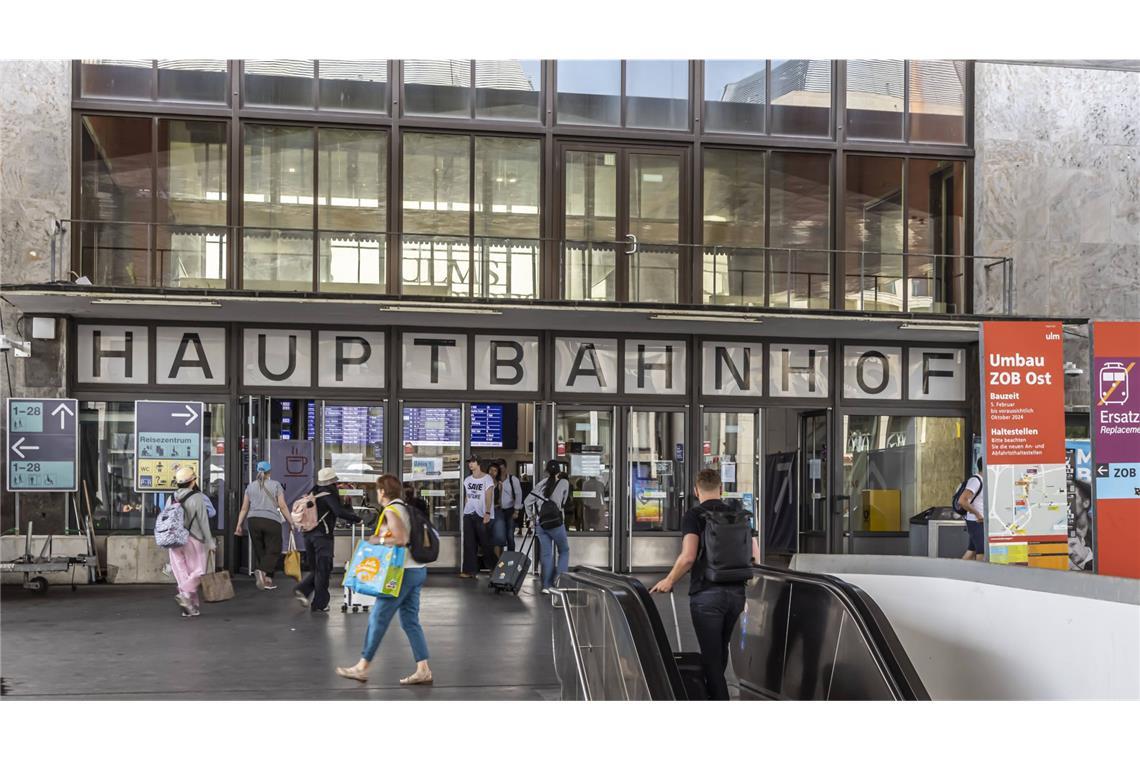 Bahn: Doch keine wochenlange Vollsperrung des Bahnhofs Der Ulmer Bahnhof bleibt im Januar in Betrieb (Archivbild).