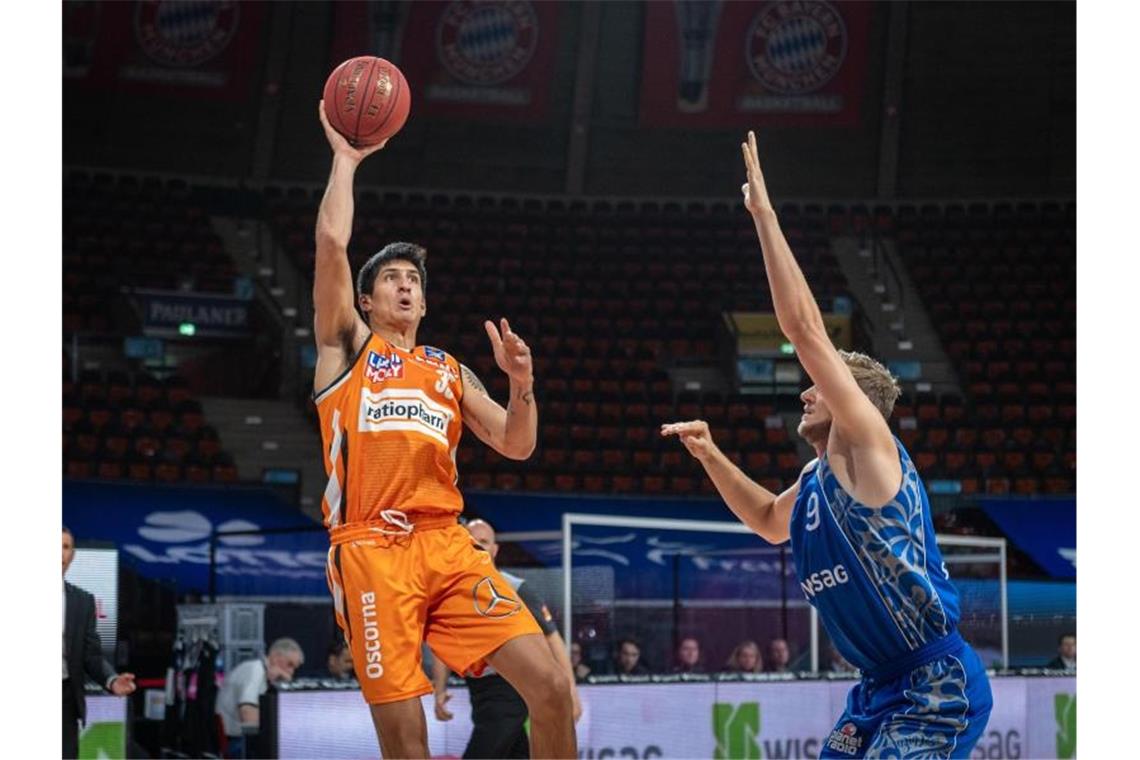 FCB-Basketballern droht Aus im Viertelfinale - Ulm souverän Der Ulmer Derek Willis (l) wird beim Werfen vom Frankfurter Richard Freudenberg kaum gestört. Foto: Tilo Wiedensohler/camera4/BBL/Pool/dpa