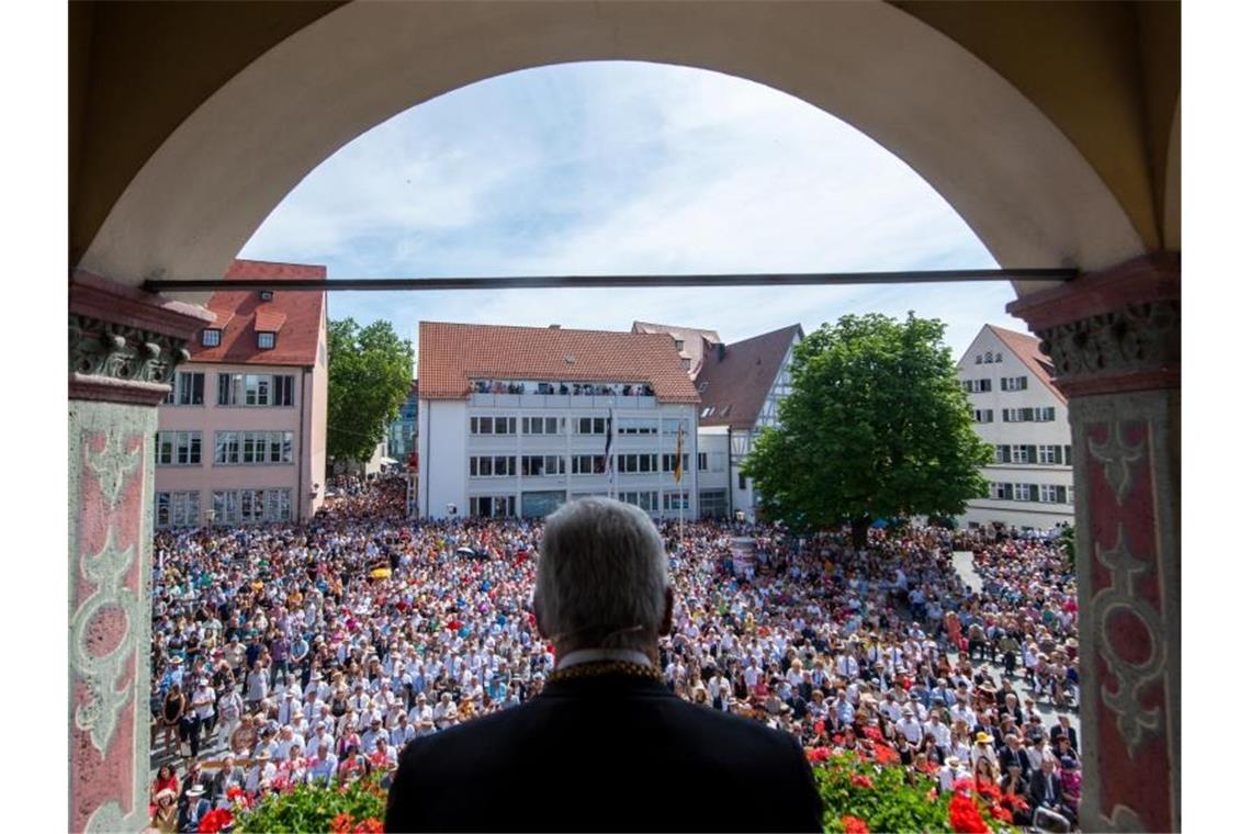 Der Ulmer OB Gunter Czisch auf dem Balkon des Schwörhauses. Foto: Stefan Puchner/dpa