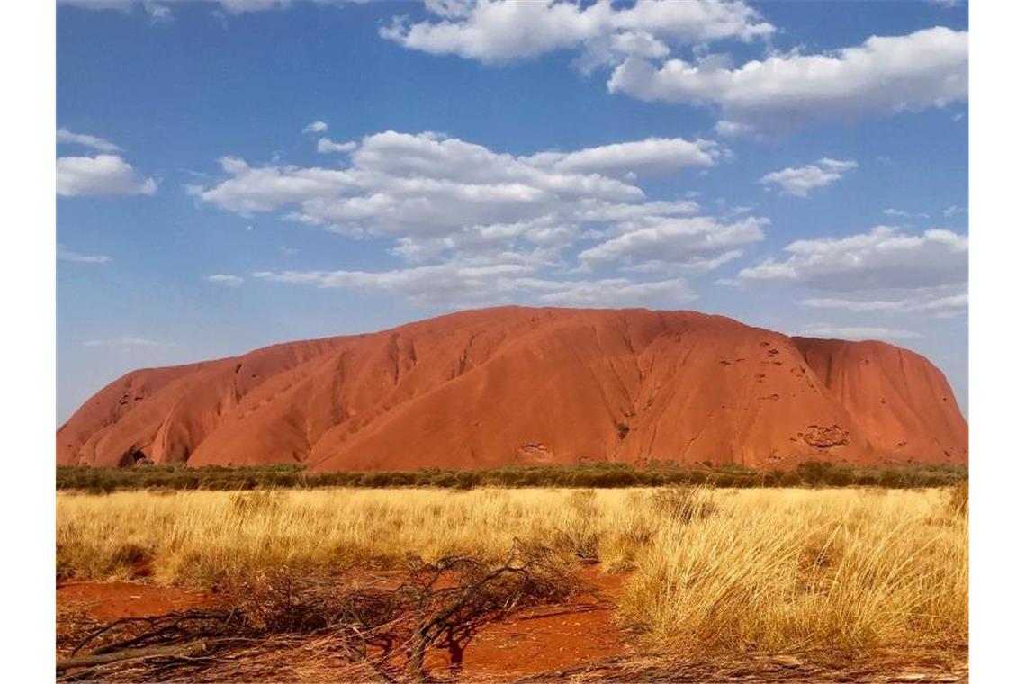 Der Uluru darf vom 26. Oktober 2019 an nicht mehr von Touristen bestiegen werden. Foto: Christoph Sator/dpa