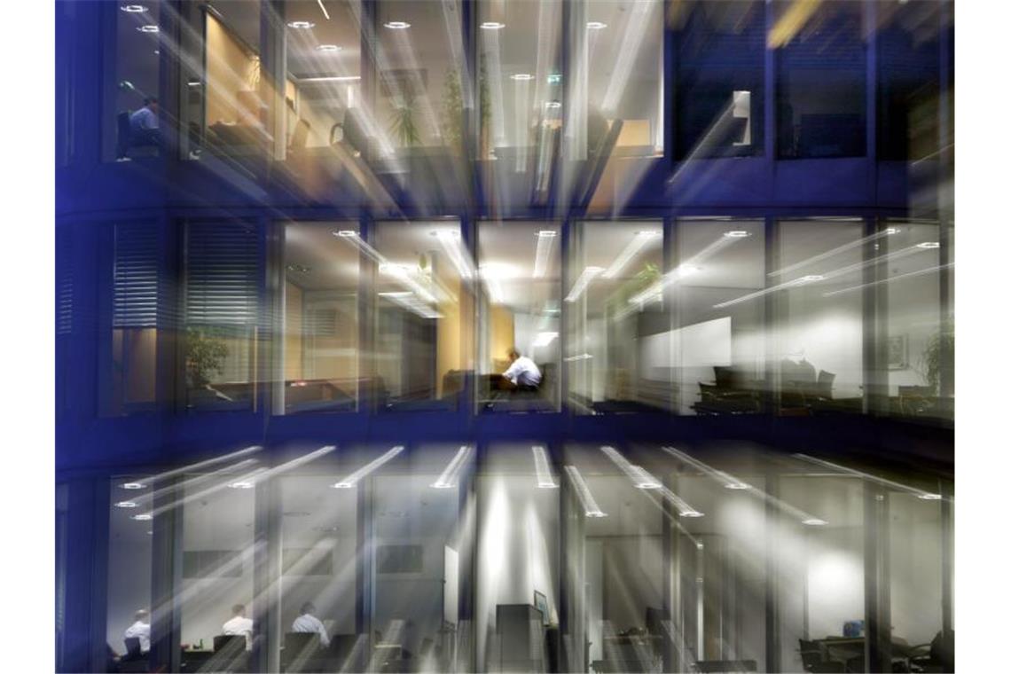 Zeitdruck und schwierige Kollegen stressen im Büro Der Umfage zufolge leiden viele Arbeitnehmer unter Zeitdruck und einer unerfreulichen Atmosphäre am Arbeitsplatz. Foto: Frank Rumpenhorst
