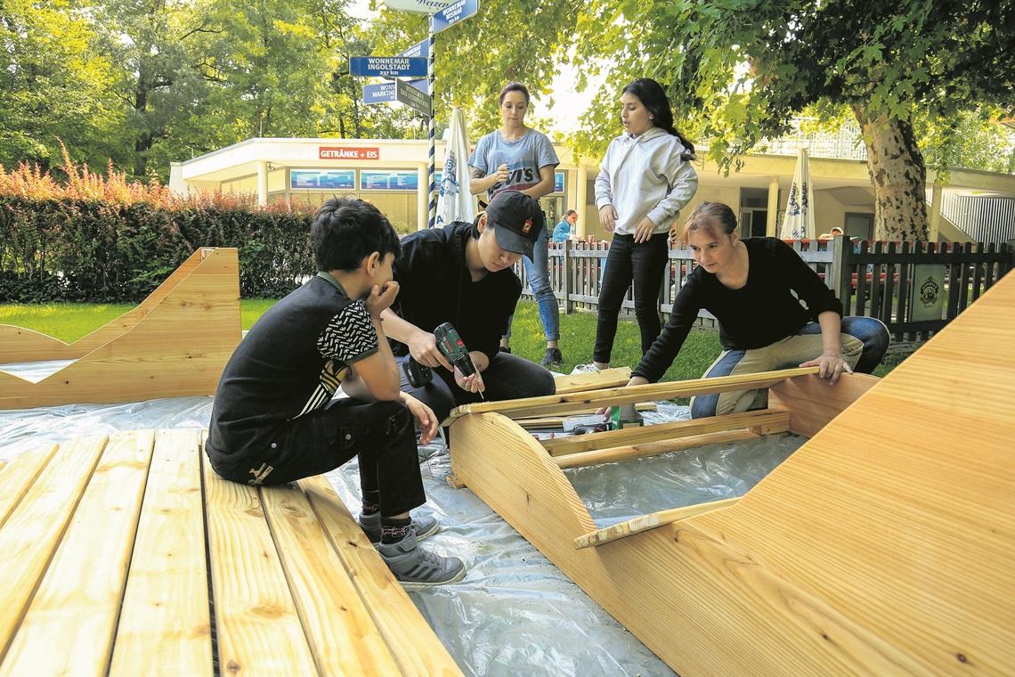 Der Umgang mit dem Akkuschrauber erfordert ein hohes Maß an Präzision und Konzentration. Restauratorin Cornelia Jens (rechts) stellt sicher, dass keine Ungenauigkeiten auftreten. Fotos: A. Becher