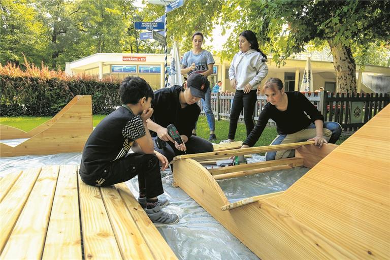 Der Umgang mit dem Akkuschrauber erfordert ein hohes Maß an Präzision und Konzentration. Restauratorin Cornelia Jens (rechts) stellt sicher, dass keine Ungenauigkeiten auftreten. Fotos: A. Becher