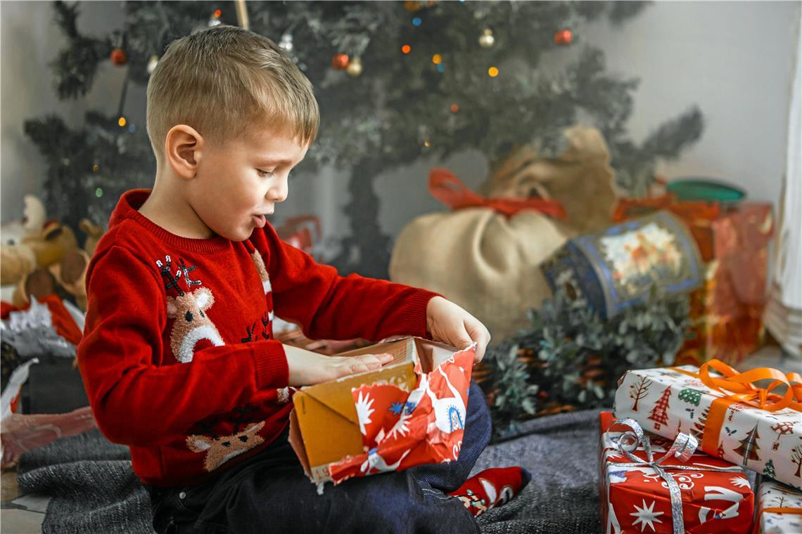 Der Umgang mit Geld, Geschenken, Werten, Teilen und dem Abwartenkönnen zeigt sich unterm Weihnachtsbaum. Foto: Adobe Stock/olly