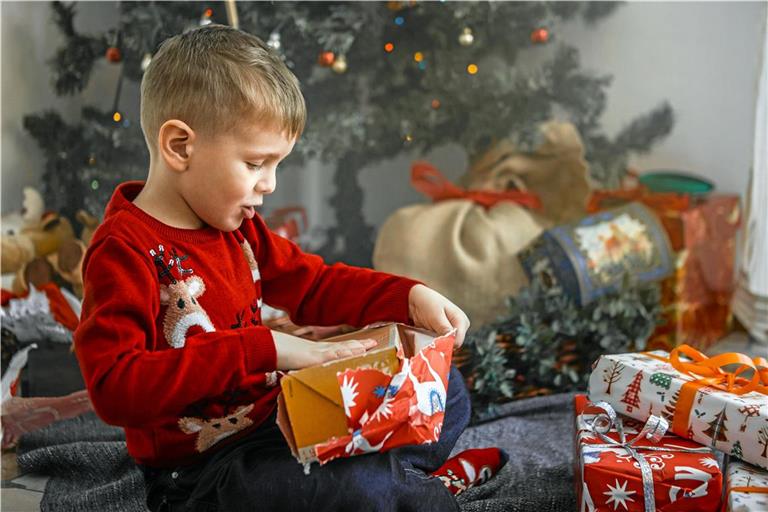 Der Umgang mit Geld, Geschenken, Werten, Teilen und dem Abwartenkönnen zeigt sich unterm Weihnachtsbaum. Foto: Adobe Stock/olly