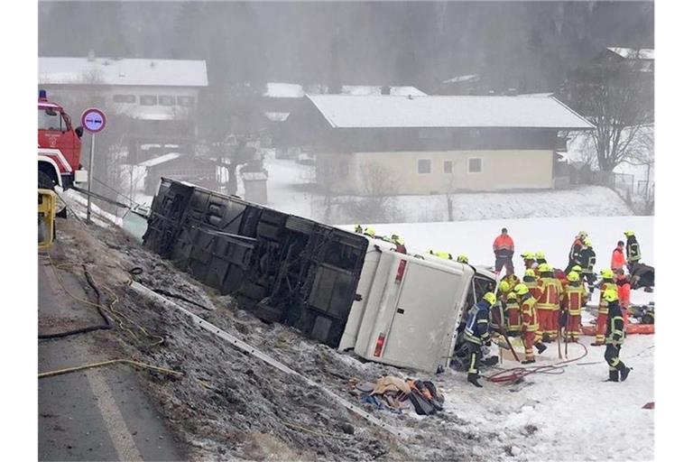 Der umgekippte Reisebus am Ortsausgang von Inzell. Bei dem Unfall sind Dutzende Menschen verletzt worden - elf davon schwer. Foto: Kreisfeuerwehrverband Traunstein/dpa