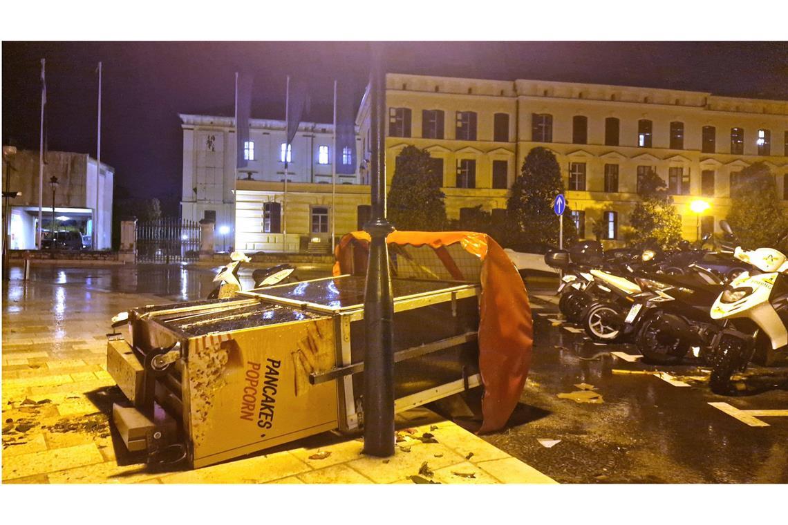 Schwere Gewitter verwüsten beliebte kroatische Ferienregion Der umgestürzte Essensstand ist da noch harmlos.