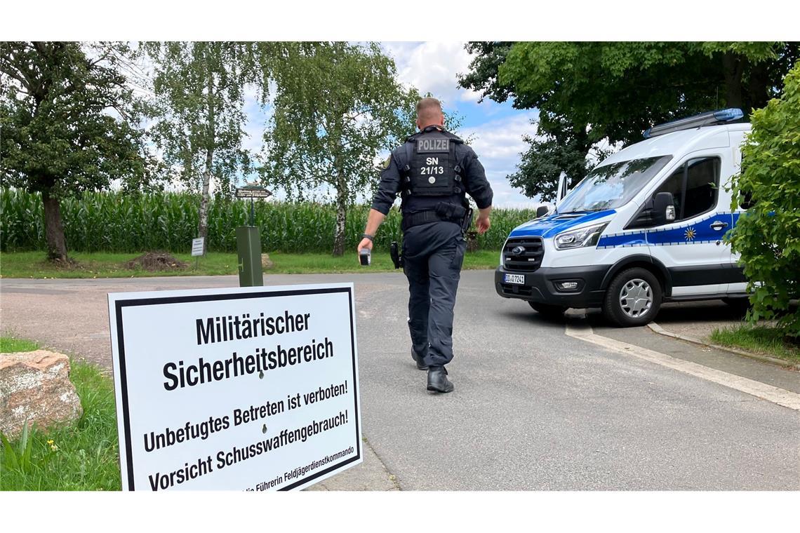 Trümmer im Fluss: Helikopter auf Bundeswehr-Flug abgestürzt Der Umkreis der Absturzstelle wird zum militärischen Sicherheitsbereich und zur Flugverbotszone erklärt.