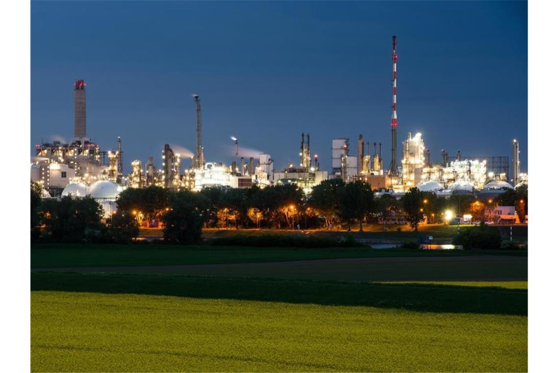 BASF bleibt nach gekappter Jahresprognose pessimistisch Der Umsatz von BASF ging im zweiten Quartal um vier Prozent zurück. Foto: Andreas Arnold
