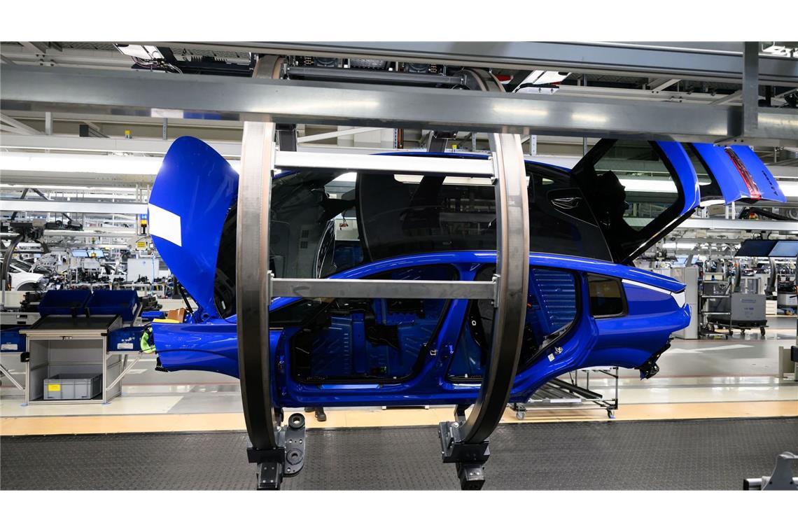 Der Umsatz von Volkswagen, Mercedes-Benz und BMW ist im ersten Halbjahr gesunken. (Archivbild)