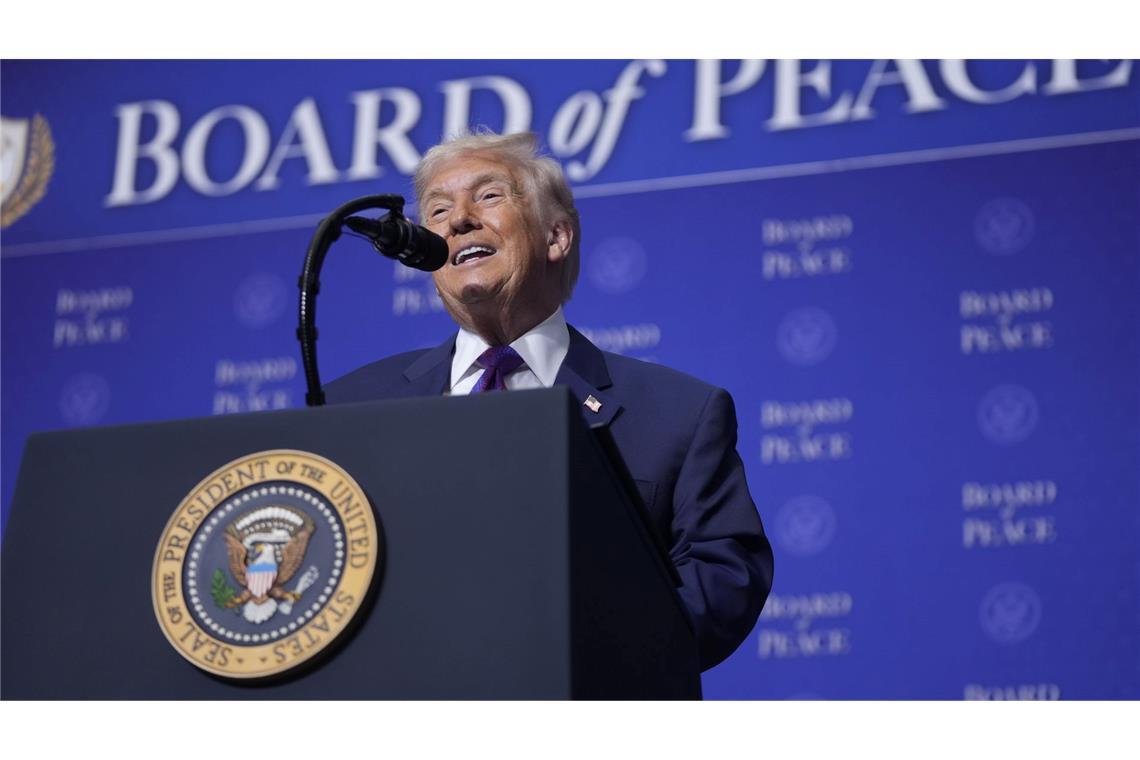 Der umstrittene Friedensrat ist ganz auf ihn zugeschnitten: US-Präsident Donald Trump hat den Vorsitz inne. (Archivbild)